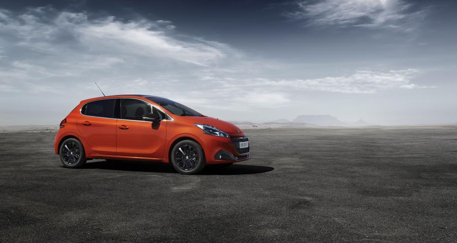  Peugeot 208 5-Door 2015 года  (фото 12 из 26)